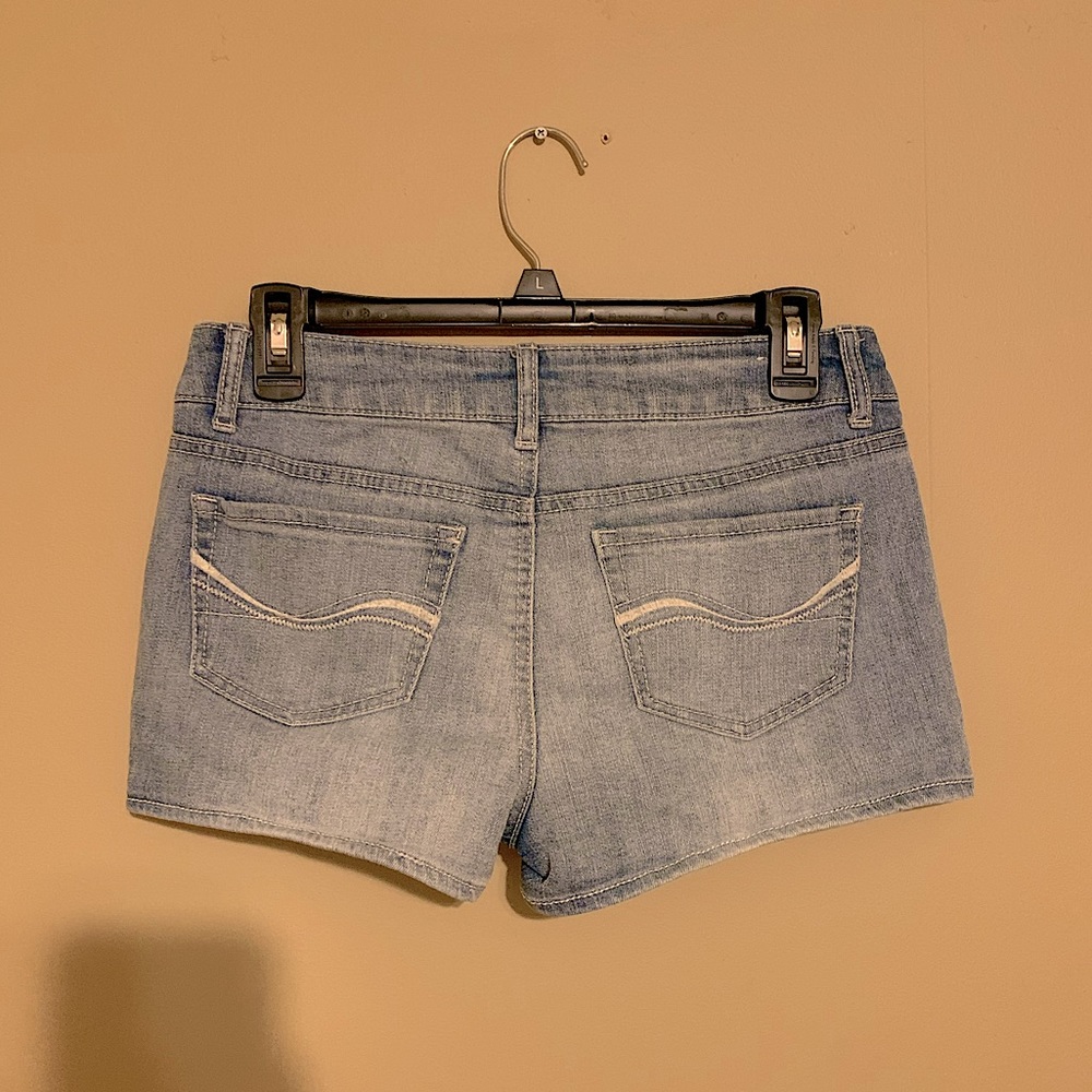 SO: Light/medium wash “shortie” shorts - Picture 2 of 5